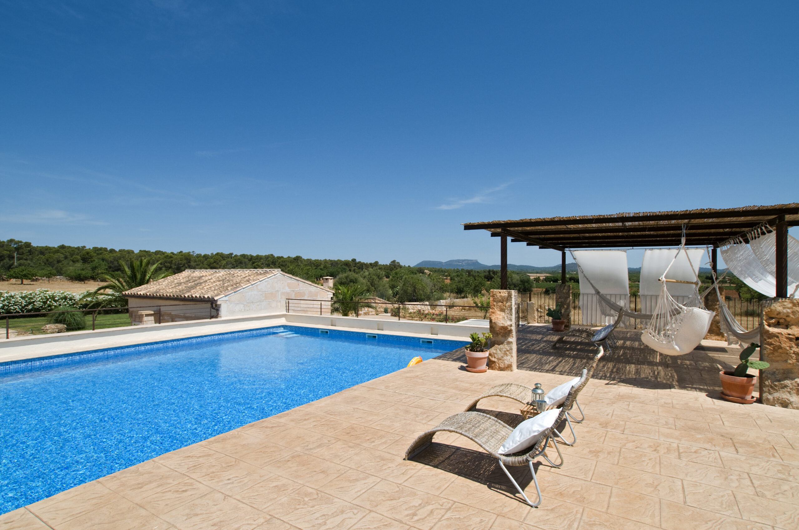 Piscina y terraza en Can Carro