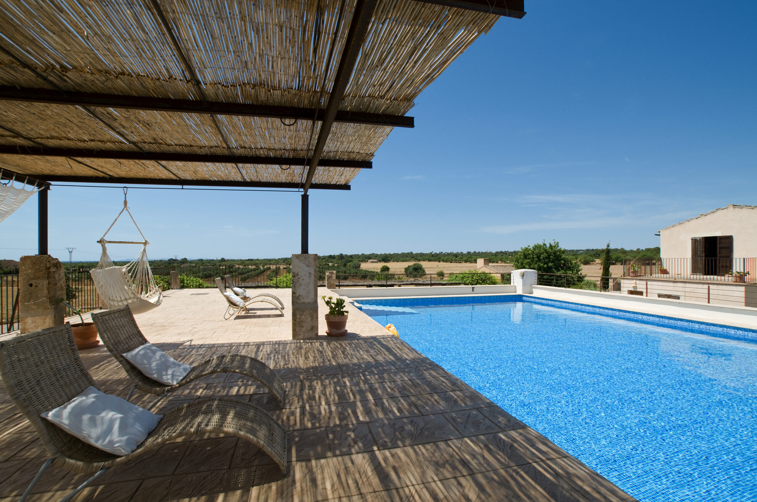 Piscina y terraza en Finca Can Carro